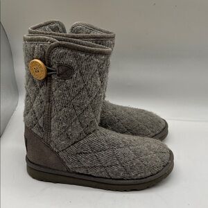 UGG Australia Classic Mountain Quilted Short Boots Size 7 Women's Color Grey